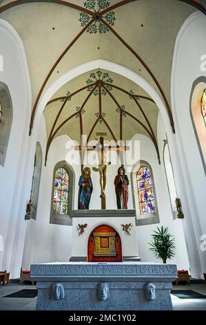 Altare maggiore, San Pietro e Paolo, chiesa parrocchiale cattolica di Oberstaufen, Allgaeu, Baviera, Germania Foto Stock