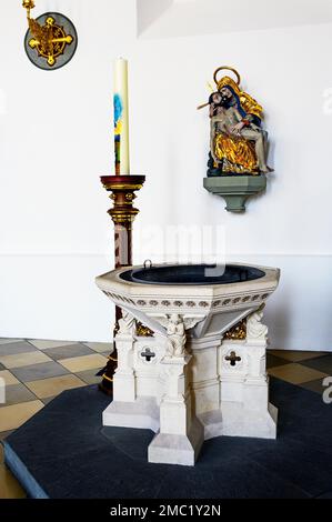 Il fonte battesimale, San Pietro e Paolo, chiesa parrocchiale cattolica di Oberstaufen, Allgaeu, Baviera, Germania Foto Stock