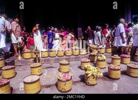 Para offre pentola di riso alla divinità in festival di Pooram Thrissur Trichur, Kerala, India del Sud, India, Asia Foto Stock