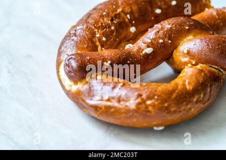 Pretzel su superficie di marmo. Primo piano Macro View.Pretzel su superficie di marmo. Primo piano Vista macro. Cibo tradizionale. Foto Stock