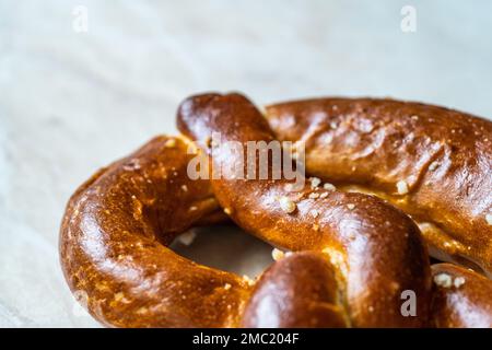 Pretzel su superficie di marmo. Primo piano Macro View.Pretzel su superficie di marmo. Primo piano Vista macro. Cibo tradizionale. Foto Stock