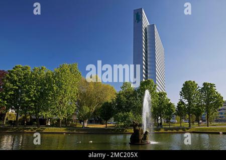 Il Dreischeibenhaus e la fontana Jroener Jong nella Hofgarten, Duesseldorf, Renania settentrionale-Vestfalia, Germania Foto Stock