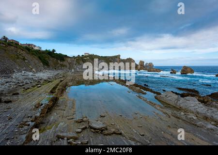 Piattaforma WAVE Abrasion sulla spiaggia di la Arnia, Liencres, Costa Quebrada, Broken Coast, Cantabria, Spagna Foto Stock