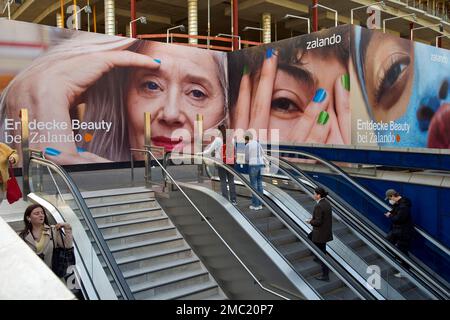 Grandi poster pubblicitari sulle scale per la metropolitana per nascondere il cantiere dietro, Duesseldorf, Renania settentrionale-Vestfalia, Germania Foto Stock