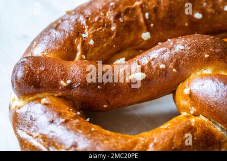 Pretzel su superficie di marmo. Primo piano Macro View.Pretzel su superficie di marmo. Primo piano Vista macro. Cibo tradizionale. Foto Stock