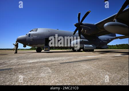 Un MC-130J Commando II siede sulla linea di volo, il 24 giugno 2022, alla base dell'aeronautica militare di Columbus, la sig.ra L'MC-130J sta sostituendo l'obsoleta flotta SOF di 57 aeromobili MC-130e, H e P. Foto Stock