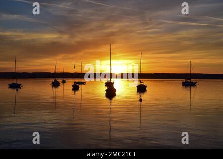 Barche a vela al tramonto a Herrschinger Bucht sul lago Ammer, Baviera, Germania Foto Stock