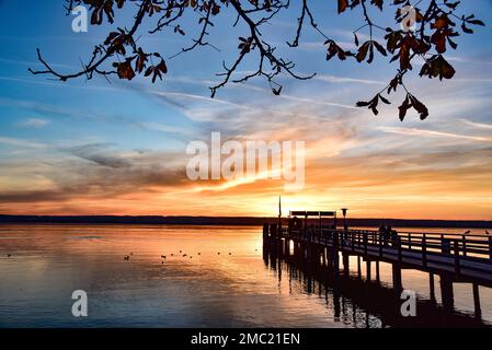 Tramonto al Dampfersteg di Herrsching am Lake Ammer, Baviera, Germania Foto Stock