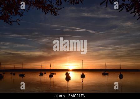 Barche a vela al tramonto a Herrschinger Bucht sul lago Ammer, Baviera, Germania Foto Stock