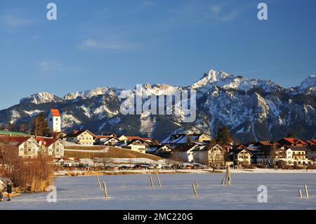 Hopfen am See, lago congelato Hopfen, Fuessen, sullo sfondo il Saeuling (2047 m), Allgaeu, Swabia, Baviera, Germania Foto Stock