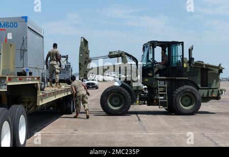 I militari del 2nd Logistics Readiness Squadron lavorano insieme per scaricare le attrezzature di manutenzione degli aeromobili in preparazione per l'atterraggio di B-52H Stratofortress, durante un esercizio Agile Combat Employment Readiness 23 giugno 2022 presso l'aeroporto internazionale di Chennault a Lake Charles, Louisiana. Il 2nd LRS ha trasportato Airmen, veicoli ed attrezzature da Barksdale al lago Charles dove l'esercitazione ACE ha testato le operazioni di spiegamento in avanti del bombardiere. Foto Stock