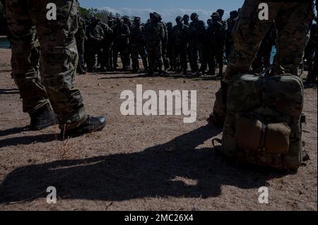 I membri della forza marittima malawia hanno un rapporto post-azione con i membri di un USA Team Operational Detachment Alpha (APS) che ha durato un Joint Combined Exchange Training (JCET) a Monkey Bay, Malawi, 23 giugno 2022. JCETS migliora le relazioni degli Stati Uniti con le nazioni partner sviluppando e mantenendo connessioni critiche da militare a militare e migliorando la disponibilità e l'interoperabilità congiunte e alleate. Foto Stock