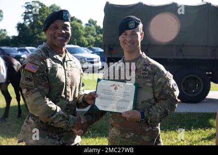 Russell Sr., comandante generale, 1st Theater Sustainment Command, presenta il Lt. Brian Kibitlewski, comandante, Battaglione delle truppe speciali, 1st TSC, la Meritorious Service Medal durante una cerimonia di premiazione il 24 giugno 2022, a Fort Knox, Kentucky. Foto Stock