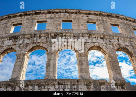 Sotto Vista dell'Arena di Pola in Croazia. Bellissimo Monumento famoso Anfiteatro Romano in Istria con cielo blu con nuvole durante il giorno d'estate. Foto Stock