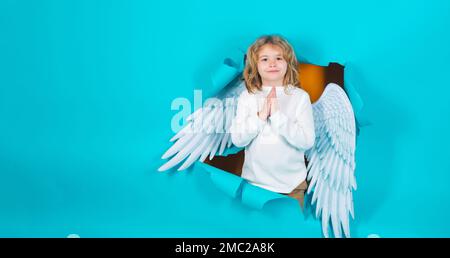 Banner di San Valentino. Angelo bambino in ali angeliche con mani di preghiera. Ragazzo Cupido. Buono omaggio di San Valentino. Foto Stock