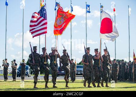 US Marines with Marine Corps installations Pacific, Marine Corps base Camp Butler, marcia durante una cerimonia di cambio di comando fuori dal quartier generale del MCIPAC, Camp Foster, Okinawa, Giappone, il 24 giugno, 2022. le cerimonie di cambio di comando consentono agli individui di assistere al passaggio ufficiale del cambio di autorità tra gli ufficiali. Durante la cerimonia, il comandante uscente passa il guidon dell'unità al comandante entrante, simboleggiando il trasferimento di autorità, responsabilità e impegno totale a tutti i Marines e marinai. Camp Foster,cambio di comando,MCBB,MCIPAC,USMC, Foto Stock