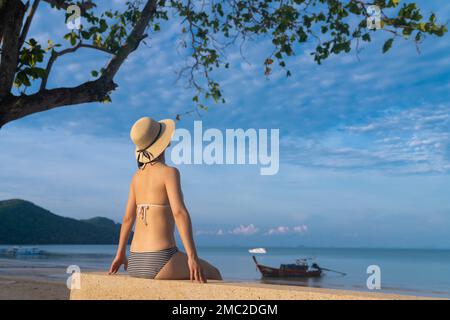 Felice giovane donna sulla spiaggia Foto Stock