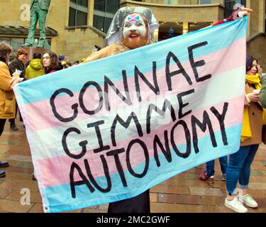 Glasgow, Scozia, Regno Unito 21 gennaio 2023. Grandi folle di vari gruppi di sostegno hanno partecipato al Rally per Trans Equality sui gradini delle gallerie Buchanan oggi alle 11 Credit Gerard Ferry/Alamy Live News Foto Stock