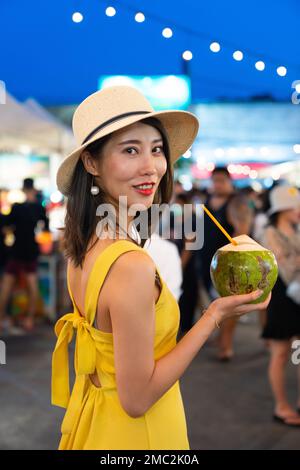 Felice giovane donna per andare a fare shopping Foto Stock