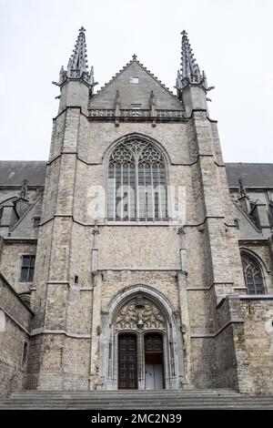 Particolare architettonico della Collegiata di Saint Waltrude, una chiesa parrocchiale cattolica in Belgio, chiamata in onore della patrona della città di Mons Foto Stock