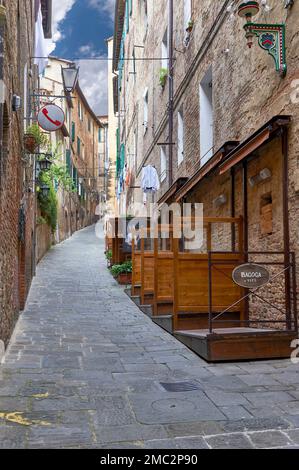 Nelle strette stradine del centro storico di Siena Foto Stock