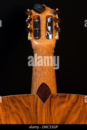 Chitarra classica dettaglio posteriore isolato su sfondo nero, vista dal retro. Bel legno brasiliano - Pau ferro sul retro e in abete Foto Stock