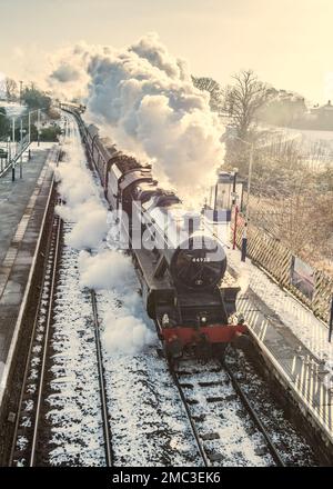 44932 loco LMS Stanier Class Black 5 4-6-0 4932 Cumbrian Mountain Express 21st gennaio 2023 passando attraverso Long Preston con una buona testa di vapore. Foto Stock