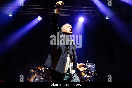 Jim Kerr canta dal vivo sul palco Foto Stock