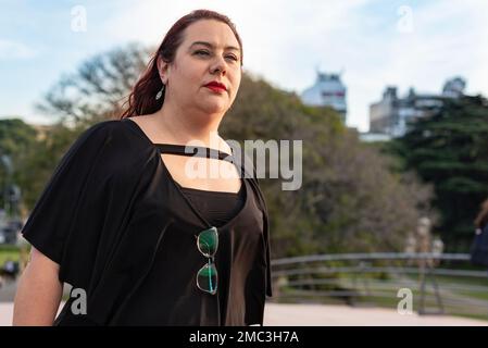 Ritratto di una donna più grande che cammina con fiducia ed energia. Potenza della donna. Spazio di copia Foto Stock