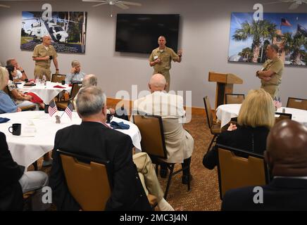 220624-N-DB801-0022 MAYPORT, FLA. - (24 giugno 2022) -- posteriore ADM. Jim Aiken, comandante, Stati Uniti Naval Forces Southern Command/U.S. 4th Fleet, dà commenti a un US 4th Fleet and Commander, Navy Region Southeast ha ospitato ufficiale di bandiera in pensione e colazione ufficiale generale, 24 giugno 2022. STATI UNITI Naval Forces Southern Command/U.S. 4th Fleet supporta gli Stati Uniti Le operazioni militari congiunte e combinate del Southern Command impiegando forze marittime in operazioni cooperative di sicurezza marittima per mantenere l’accesso, migliorare l’interoperabilità e creare partnership durature al fine di migliorare la sicurezza regionale e la p Foto Stock