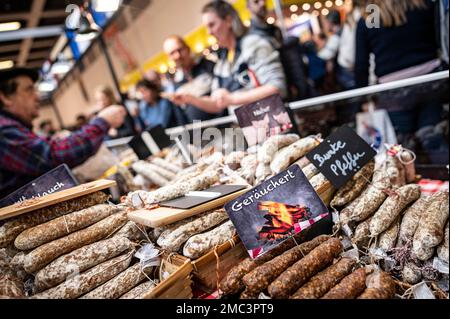 Berlino, Germania. 21st Jan, 2023. Varie salsicce francesi si trovano in una sala di campagna presso l'International Green Week 2023. Credit: Fabian Sommer/dpa/Alamy Live News Foto Stock