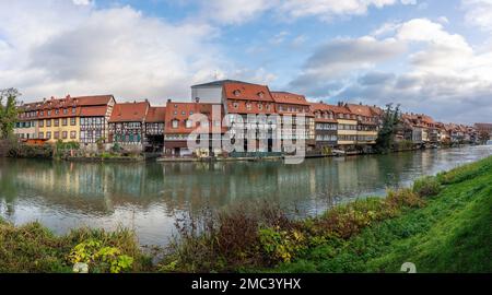 Vista panoramica delle case colorate sul fiume Linker Regnitzarm - Bamberg, Baviera, Germania Foto Stock