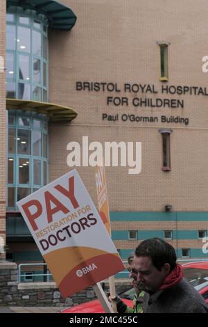 Bristol, Regno Unito. 21st Jan, 2023. Il Protect il gruppo NHS e i medici junior tengono un rally nel centro di Bristol per mostrare sostegno per l'NHS ed esprimere preoccupazione per la direzione che il governo sta prendendo il servizio sanitario. Credit: JMF News/Alamy Live News Foto Stock