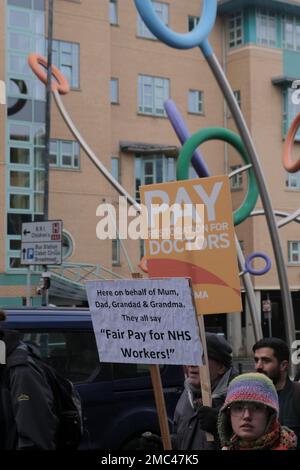 Bristol, Regno Unito. 21st Jan, 2023. Il Protect il gruppo NHS e i medici junior tengono un rally nel centro di Bristol per mostrare sostegno per l'NHS ed esprimere preoccupazione per la direzione che il governo sta prendendo il servizio sanitario. Marciando oltre l'ospedale per i bambini malati. Credit: JMF News/Alamy Live News Foto Stock