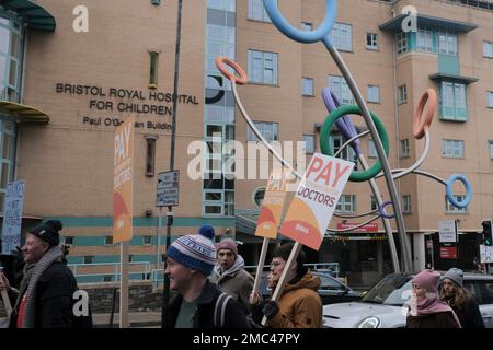 Bristol, Regno Unito. 21st Jan, 2023. Il Protect il gruppo NHS e i medici junior tengono un rally nel centro di Bristol per mostrare sostegno per l'NHS ed esprimere preoccupazione per la direzione che il governo sta prendendo il servizio sanitario. Marciando oltre l'ospedale per i bambini malati. Credit: JMF News/Alamy Live News Foto Stock