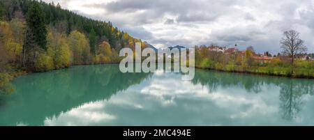 Vista panoramica sul fiume Lech con monastero francescano - Fussen, Baviera, Germania Foto Stock