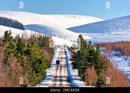 Tomintoul Moray Scozia Glenlivet Estate la vecchia strada militare A 939 in inverno Foto Stock