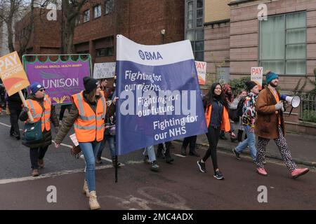 Bristol, Regno Unito. 21st Jan, 2023. Il Protect il gruppo NHS e i medici junior tengono un rally nel centro di Bristol per mostrare sostegno per l'NHS ed esprimere preoccupazione per la direzione che il governo sta prendendo il servizio sanitario. Credit: JMF News/Alamy Live News Foto Stock