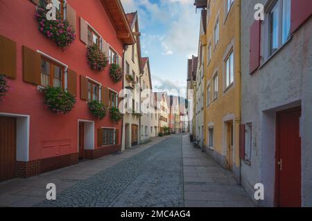 Case colorate nel centro storico di Fussen (Altstadt) - Fussen, Baviera, Germania Foto Stock