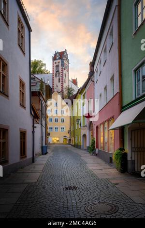 Case colorate nel centro storico di Fussen (Altstadt) con Castello alto (Hohes Schloss) - Fussen, Baviera, Germania Foto Stock