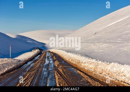 Tomintoul Moray Scotland Glenlivet Estate il sale Lecht Road A 939 in inverno e colline coperte di neve Foto Stock