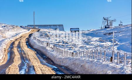 Tomintoul Moray Scozia Glenlivet Estate la neve salata ha coperto Lecht Road A 939 in inverno che conduce al centro sciistico Foto Stock