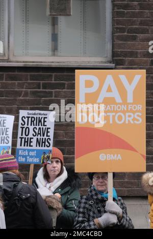 Bristol, Regno Unito. 21st Jan, 2023. Il Protect il gruppo NHS e i medici junior tengono un rally nel centro di Bristol per mostrare sostegno per l'NHS ed esprimere preoccupazione per la direzione che il governo sta prendendo il servizio sanitario. Credit: JMF News/Alamy Live News Foto Stock