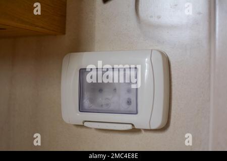 Presa elettrica con coperchio in plastica per proteggere l'acqua nel bagno, messa a fuoco selettiva, profondità di campo ridotta Foto Stock