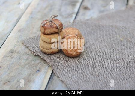 Biscotti domestici impilati dolci biscotti, primo piano biscotti rotondi su sfondo di legno. Foto Stock