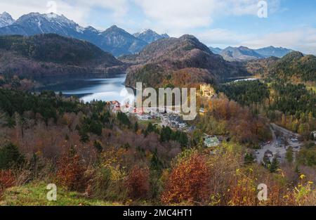 Veduta aerea del Castello di Hohenschwangau, del lago Alpsee e delle Alpi di Allgau vicino a Fussen - Schwangau, Baviera, Germania Foto Stock