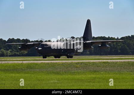 Un MC-130J Commando II atterra sulla linea di volo della base dell'aeronautica militare di Columbus, il 24 giugno 2022, presso la Columbus AFB, Miss. Il modello MC-130J vola a bassa visibilità, a nave singola o multipla, a basso livello di infiltrazione, esfiltrazione e rifornimento di forze operative speciali, da parte di airdrop o Airland. L'aereo vola anche missioni di rifornimento aereo per operazioni speciali elicotteri e velivoli tiltrotor, intromettendo su territori politicamente sensibili o ostili. Foto Stock