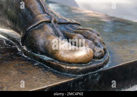 Il dito sulla statua di Gregorio di Nin, Vescovo medievale di Nin, Spalato, Croazia Foto Stock