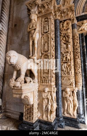 Interno della Cattedrale di San Lorenzo a Trogir, vicino Spalato, Croazia Foto Stock