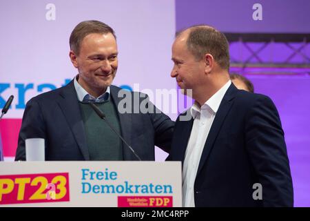 Bielefeld, Germania. 21st Jan, 2023. Da sinistra a destra Christian LINDNER, FDP, Ministro federale delle finanze, FDP Presidente federale, dice Arrivederci al dottor Joachim TIMBRO, FDP, uscente presidente di stato FDP, conferenza di partito statale del FDP Nord Reno-Westfalia, FDPNRW, nel municipio di Bielefeld il 21 gennaio 2023, credito: dpa / Alamy Live News Foto Stock